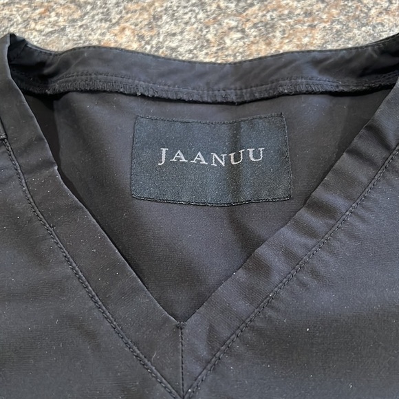 Jaanuu scrub top size medium - Picture 3 of 6